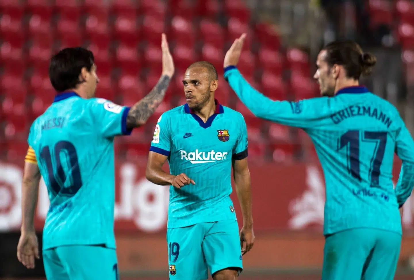 Messi og Greizmann high fiver over danskerscoring for Barcelona.