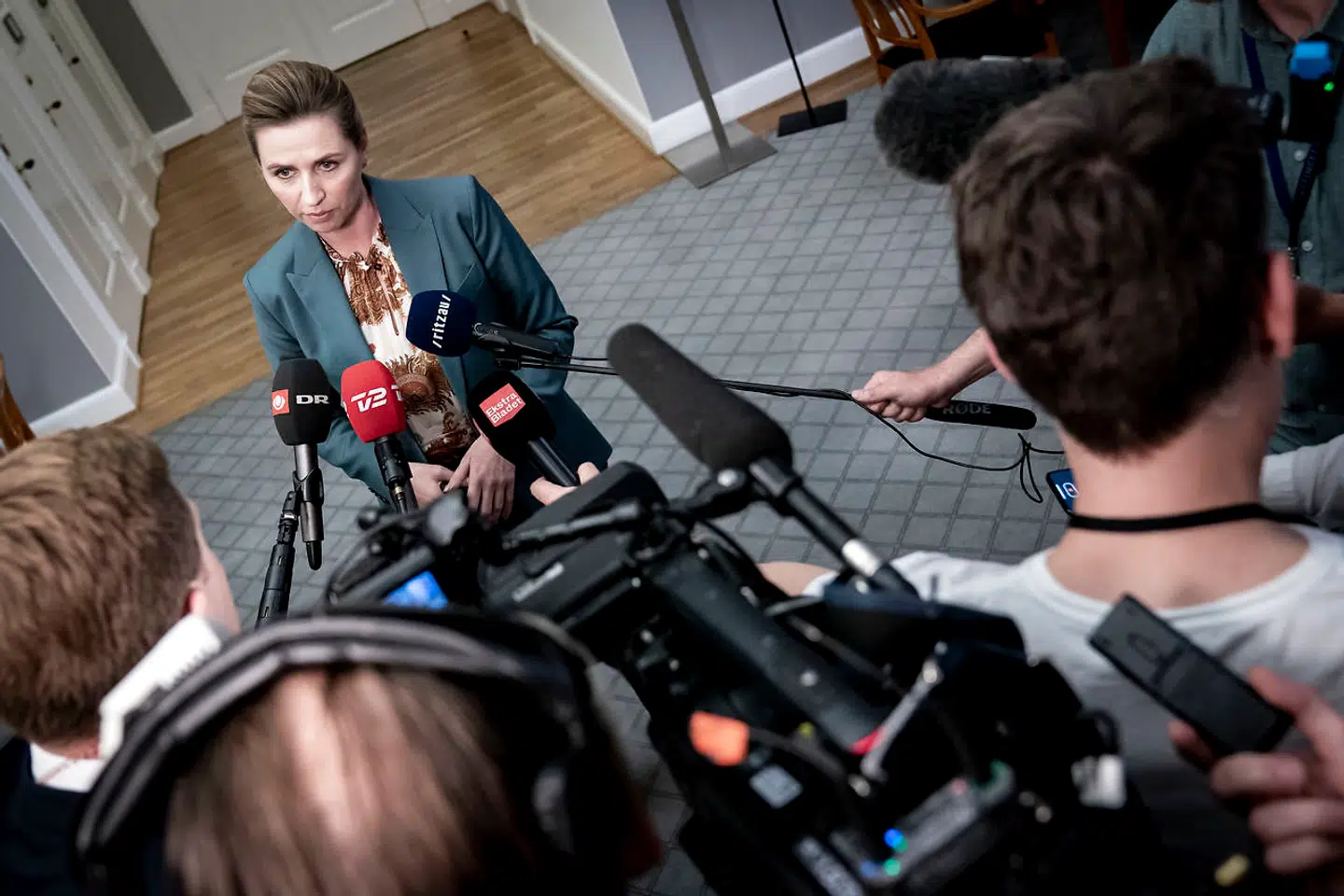 Statsminister Mette Frederiksen (S) efter samråd tirsdag den 9. juni 2020. Statsministeren er blevet bedt om at redegøre for grundlaget for regeringens beslutning om at lukke Danmark ned, herunder for, hvilke myndigheder statsministeren konkret henviste til på pressemødet den 11. marts 2020.. (Foto: Niels Christian Vilmann/Ritzau Scanpix)