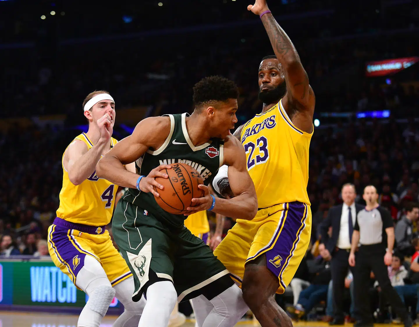 Giannis Antetokounmpo, sidste års MVP, i kamp med LeBron James, den bedste spiller de sidste 15 år.