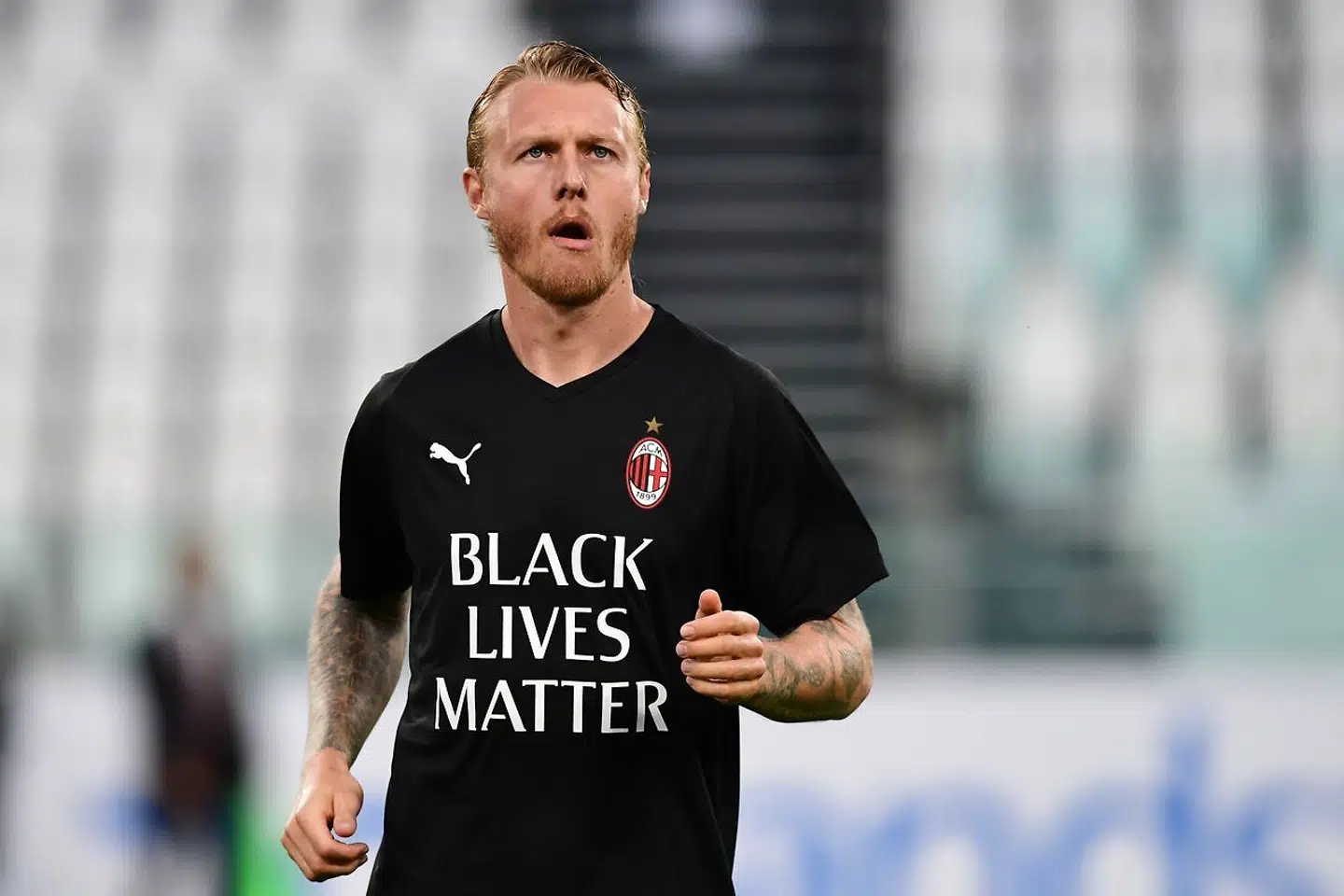 I Italien protesterede AC Milan med Simon Kjær på holdet fredag aften i Coppa Italia-nederlaget til Juventus.