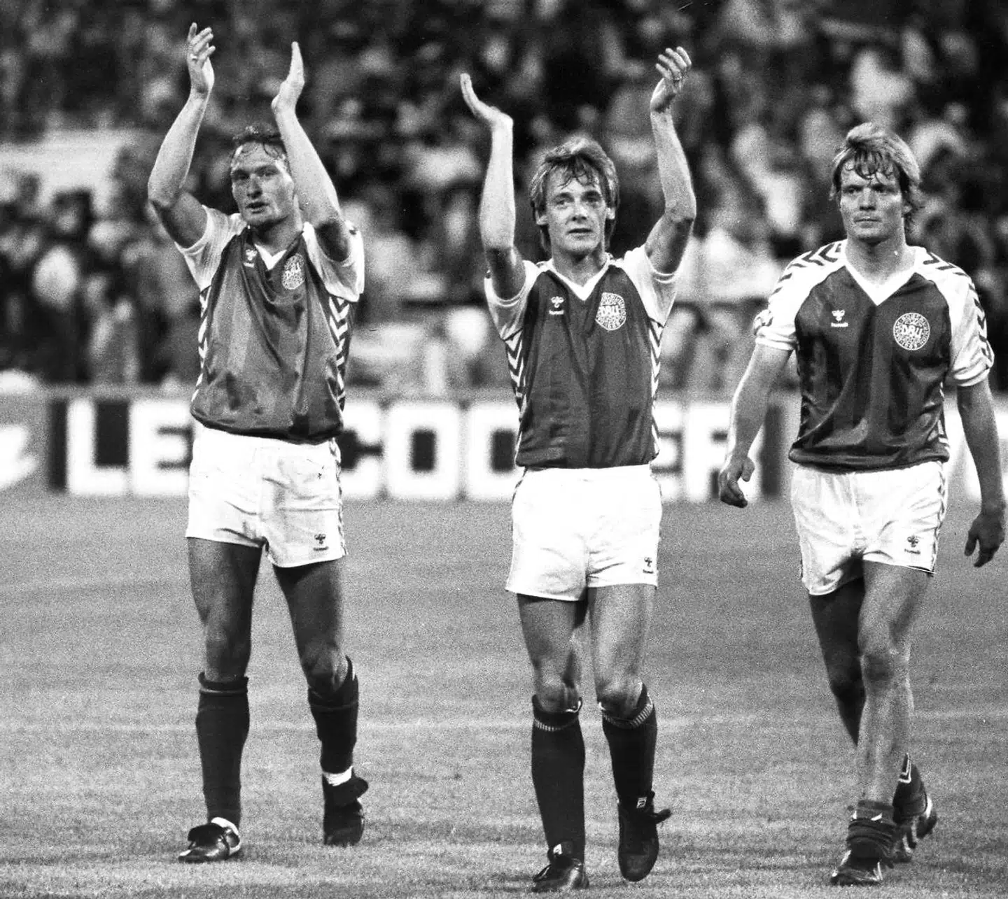 Jubel efter kampen mod Belgien under EM 1984. Her fra venstre: Preben Elkjær, Jens Jørn Bertelsen og Søren Lerby.