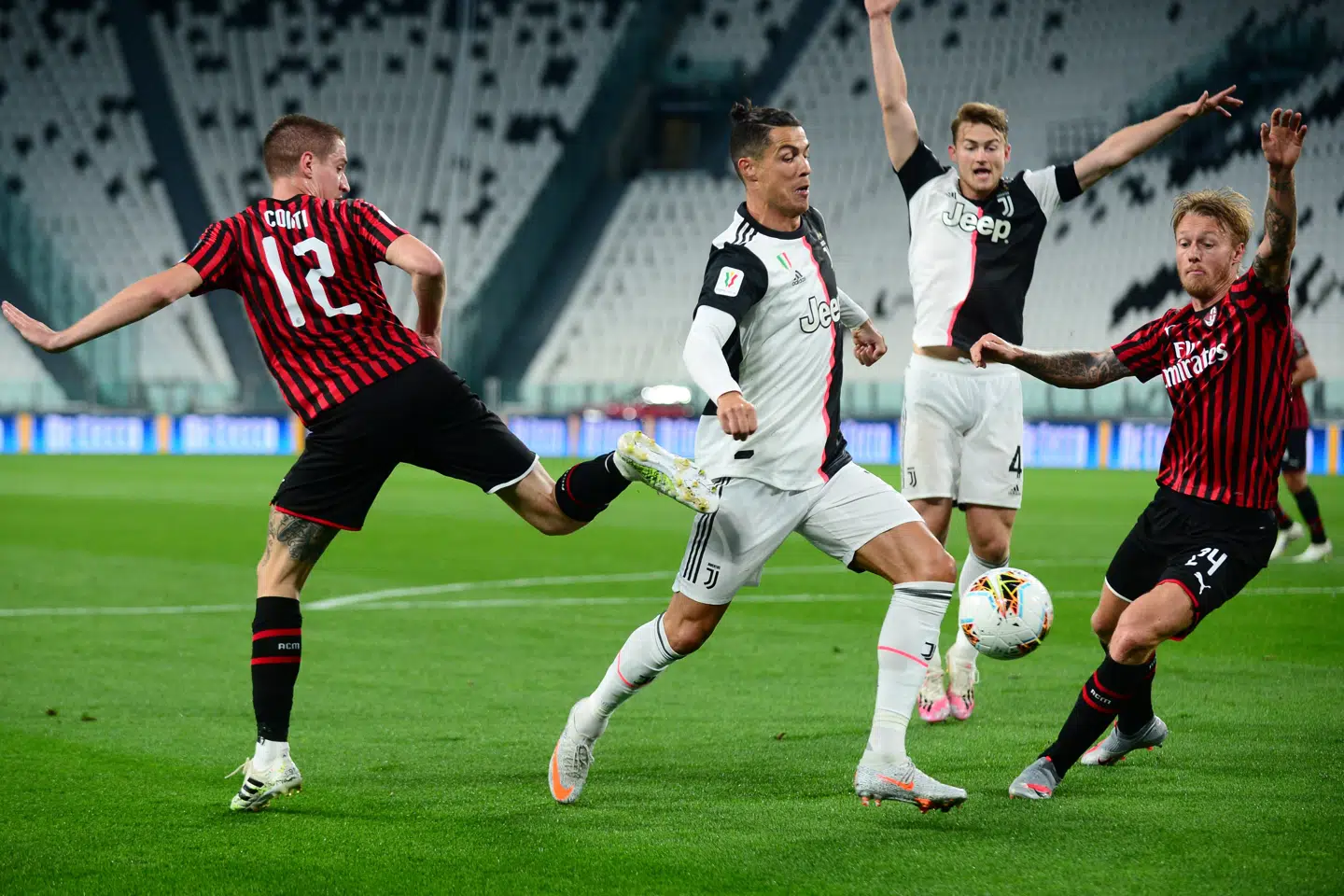 AC Milan og Simon Kjær (til højre) holdt Juventus og Cristiano Ronaldo (i midten) fra scoringer, men det var Torino-klubben, som gik samlet videre til pokalfinalen. Massimo Pinca/Reuters