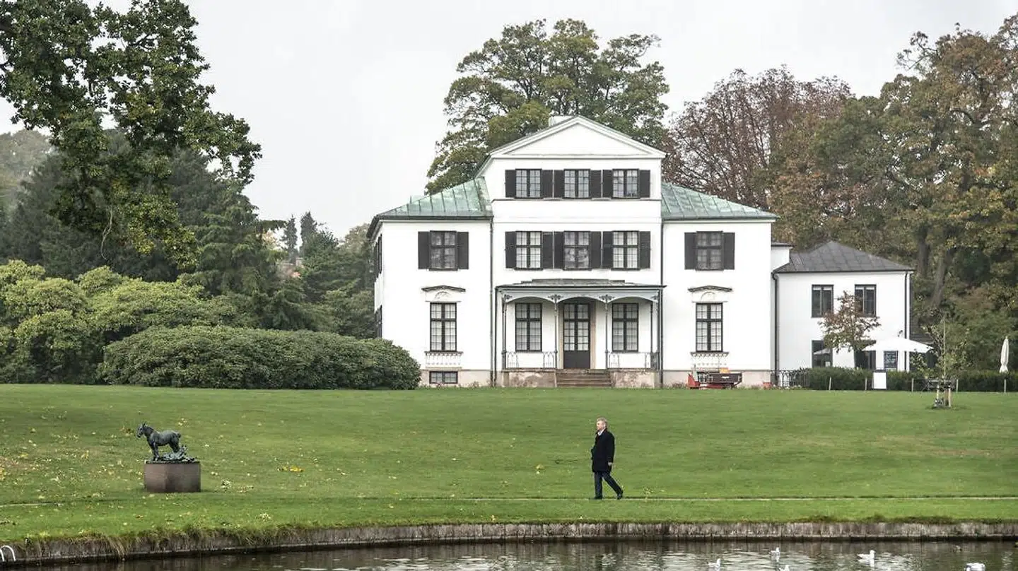 Landsstedet Øregård blev oprindeligt opført for midler, der stammede fra de danske slavekolonier på De vestindiske Øer. Politisk kommentator Jarl Cordua, der anes i forgrunden, har intet at gøre med slavehandel.