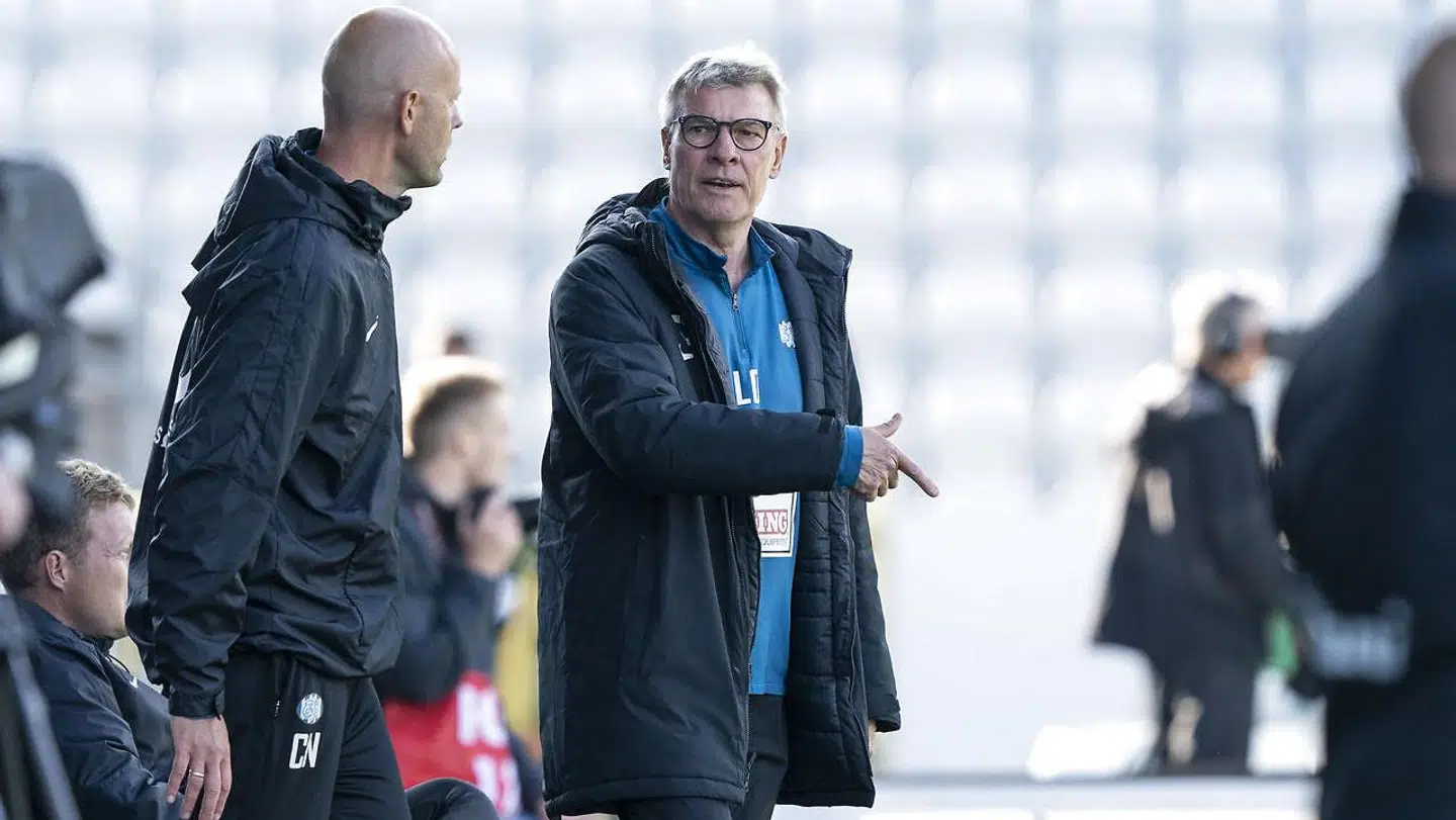 Lars Olsen i spidsen for Esbjerg under kampen mod OB 7. juni, der blev trænerens sidste kamp på trænerbænken for vestjyderne.