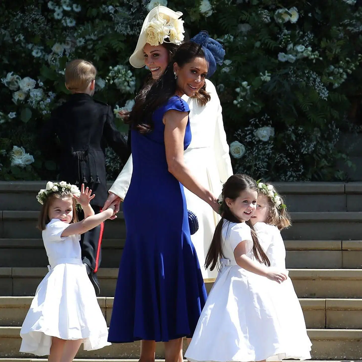 Her ses Meghans svigerinde, hertuginden af Cambridge sammen med Jessica Mulroney og blomsterpigerne ved prins Harry og Meghan Markles store bryllup i 2018.