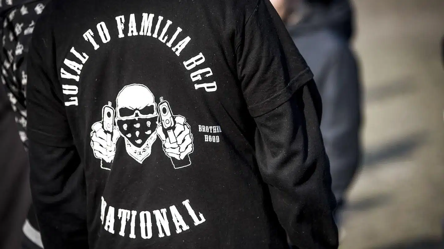 Medlemmer af Loyal to Familia (LTF) fotograferet foran Københavns Byret. Politiet har nedlagt et grundlovsforbud mod at videreføre bandegrupperingen, som i øjeblikket efterprøves i byretten.