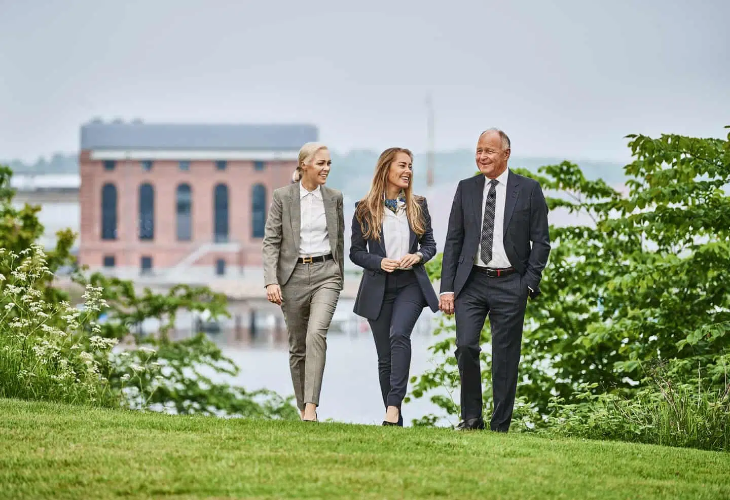 Datteren Mia bor med sin forlovede i København og er partner hos headhunterfirmaet Spencer Stuart. Søsteren Nina bor i Middelfart med sin mand og tre børn. Hun blev i januar chef for udvikling og optimering i koncernen.