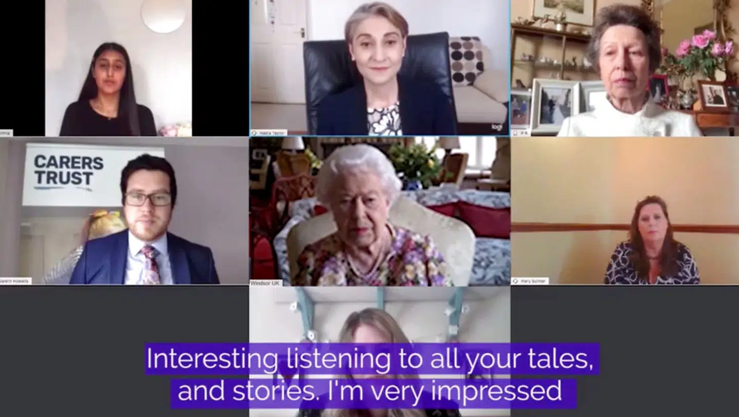 Dronningen fotograferet under mødet, hvor også hendes datter, prinsesse Anne, deltog.