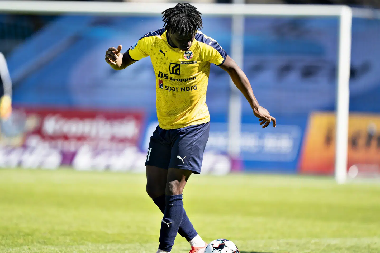 Hobros Emmanuel Sabbi stod til at skifte til OB per 1. juli, men han har kortvarigt forlænget sin kontrakt med den jyske klub, så den varer, så længe denne sæson er i gang. Det er en regel, Fifa har indført. Fifa lemper nu også reglerne på flere andre områder. Henning Bagger/Ritzau Scanpix