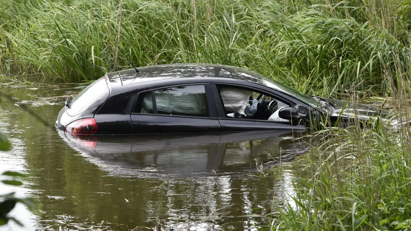En bil kørte torsdag eftermiddag i en sø i nærheden af Spjald i vestjylland.