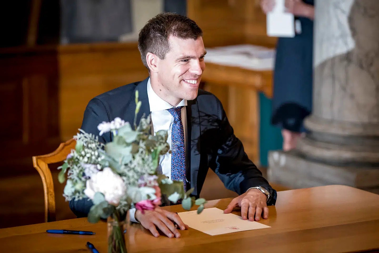 »Tillykke til alle de forelskede par, der nu kan feste til den lyse morgen,« siger Morten Dahlin (V).