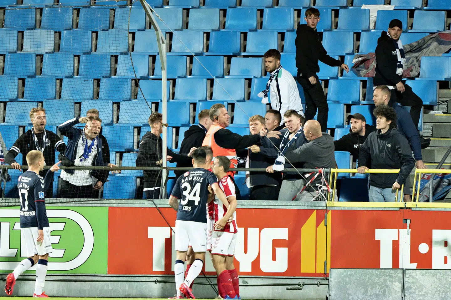 Den dramatiske afslutning mellem AaB og AGF skabte lidt tumult på banen og tilskuerpladserne. Henning Bagger/Ritzau Scanpix