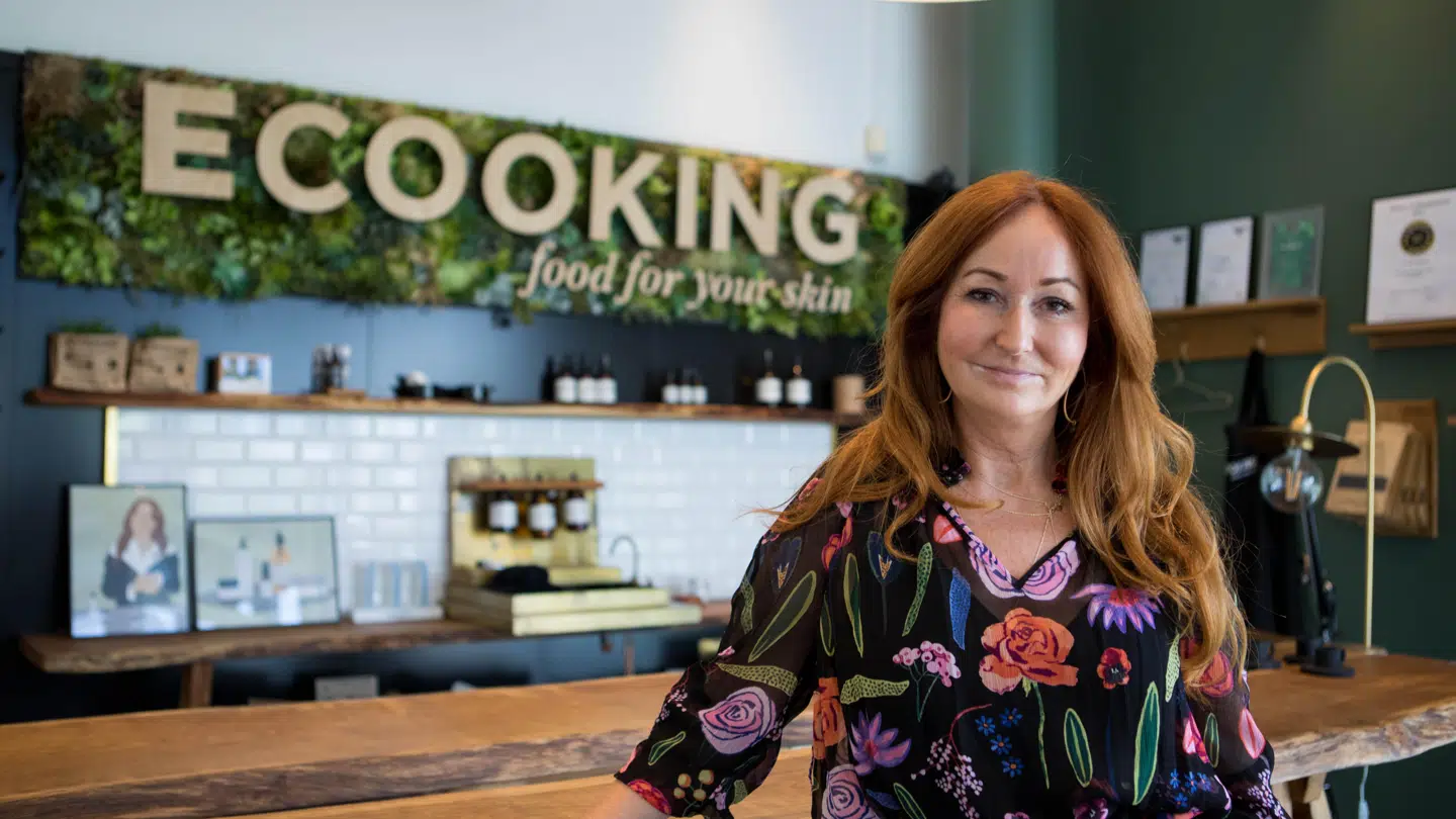 Tina Søgaard har i flere år lavet plejeprodukter for den kendte frisør Gun-Britt Zeller. »Hun er så passioneret og professionel. Hun er så skarp. Hun er en inspiration for mig. Hun ved, hvad hun vil have,« siger Tina Søgaard.