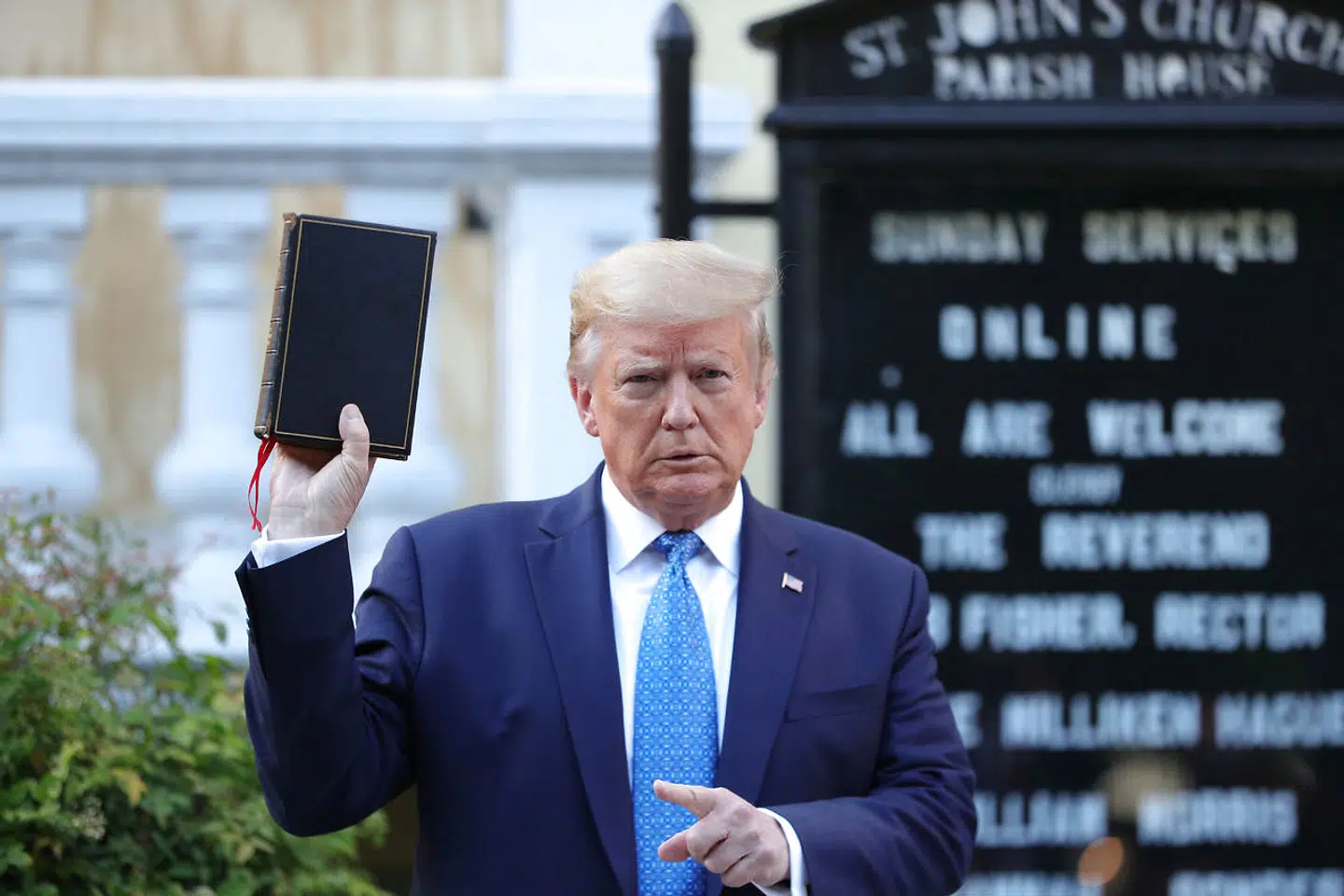 Donald Trump provokerede mange, da han sidste mandag fik ryddet pladsen foran Det Hvide Hus blot for at få taget et billede af sig selv foran kirken St. John's Episcopal Church med en bibel i hånden.