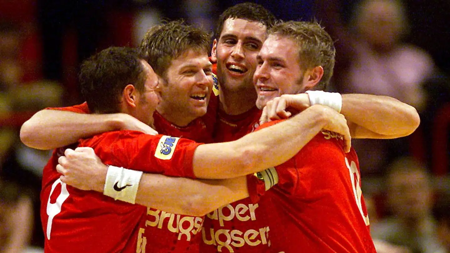 Lars Christiansen, Søren Stryger, Lars Krogh og Joachim Boldsen efter at have sikret Danmark bornzemedaljer med sejren over Island. (Foto: ERNST VAN NORDE/SCANPIX NORDFOTO 2002).