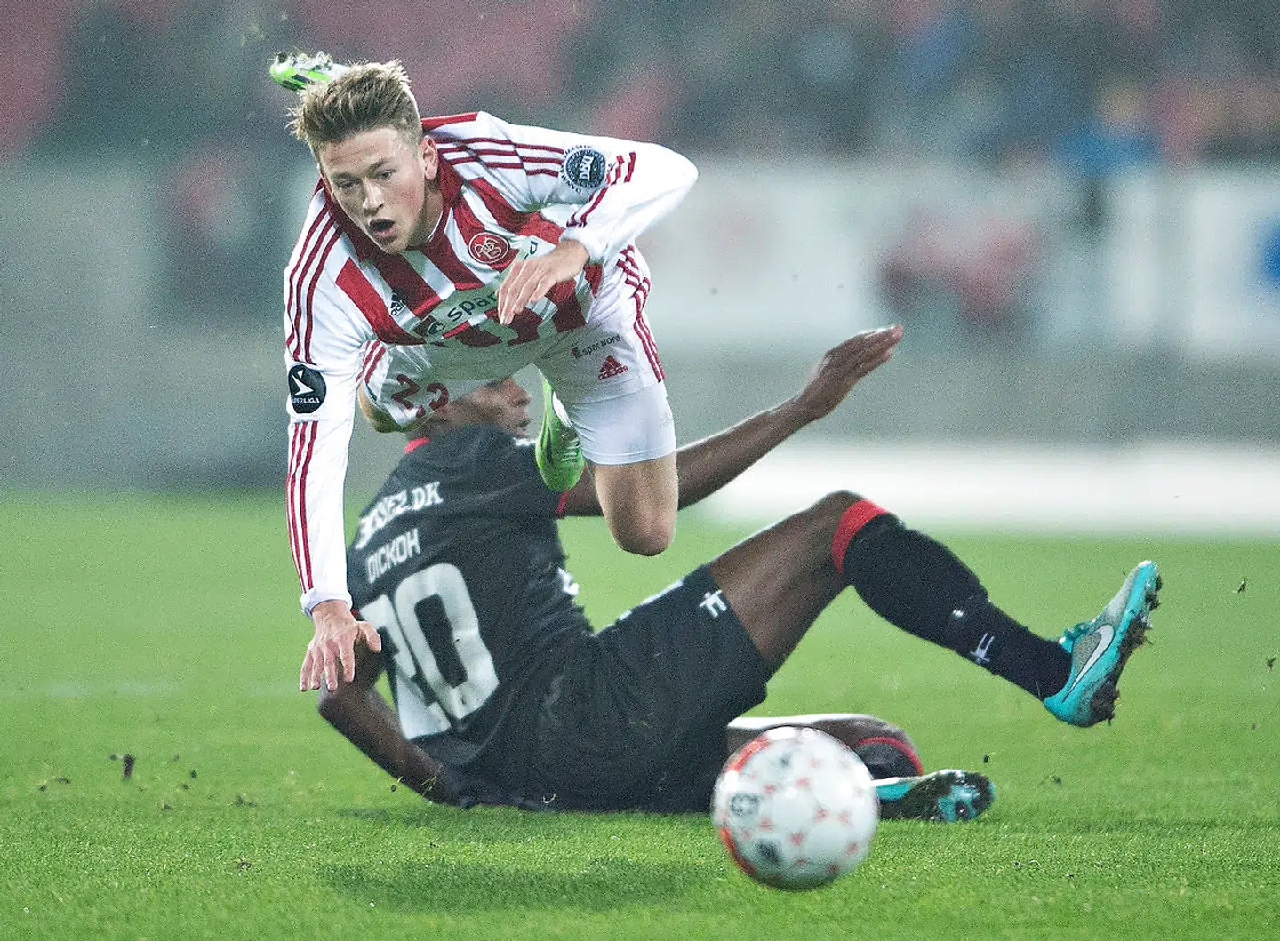 Francis Dickoh (der tackler) Har en fortid som fodboldspiller i blandt andet FC Midtjylland.