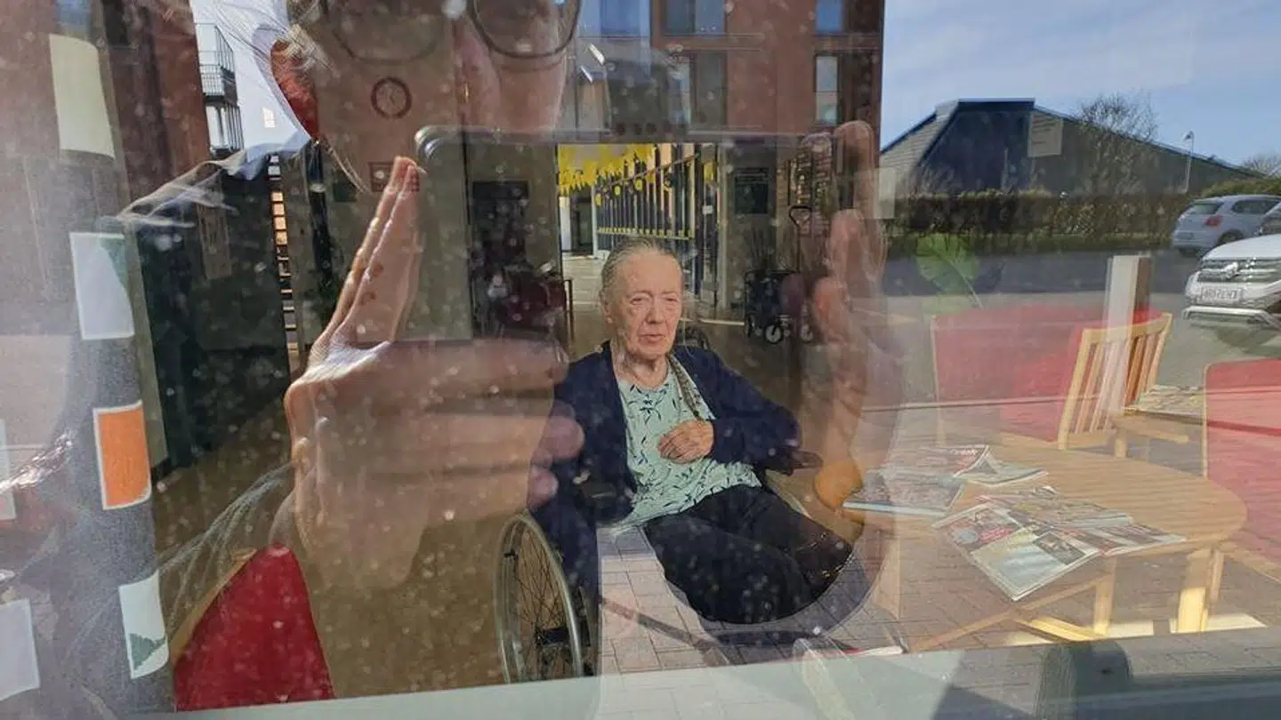 Gertrud Petersson måtte til at begynde med ikke besøge sin mor i hendes plejebolig. Derfor måtte de nøjes med kontakt gennem en rude. Foto: Privat.