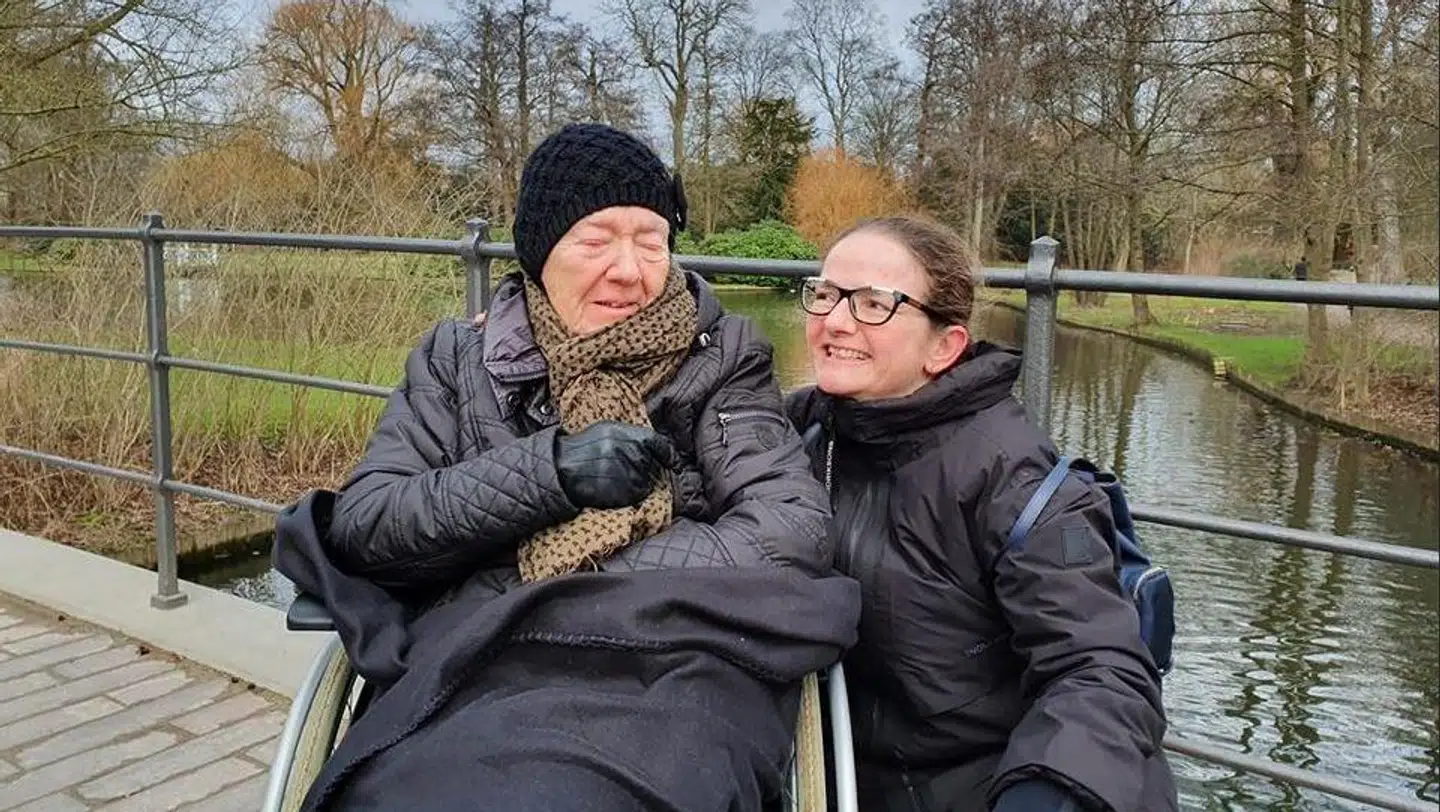 Gertrud Petersson med sin mor. Foto: Privat.