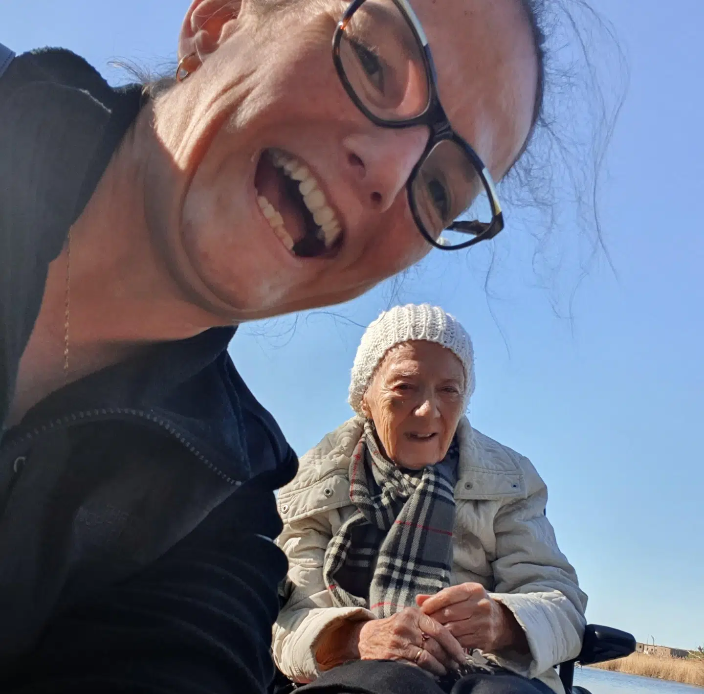 Gertrud Peterson og hendes 85-årige mor. Foto: Privat.