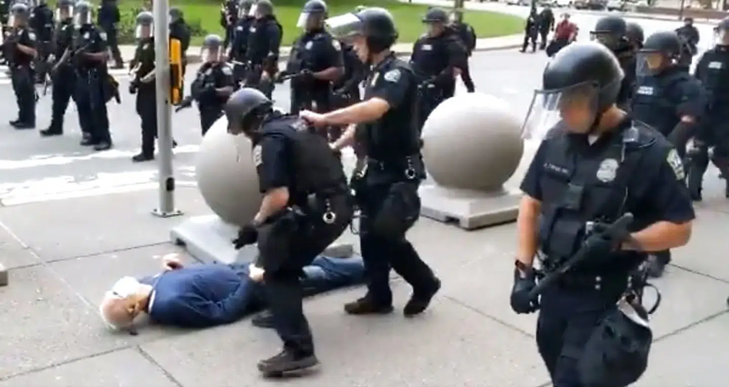 Her er den 75-årige demonstrant netop slået sit baghovede o asfalten. Nu antyder Donald, at Martin Gugino gjorde det med vilje.