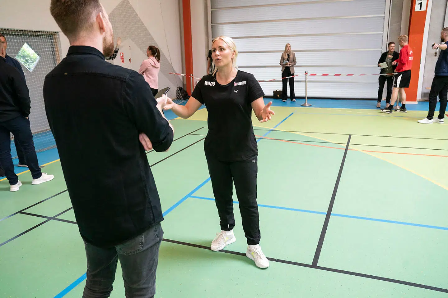 Der blev holdt behørig corona-afstand under mandagens presseseance med landsholdet. Her interviewes Lotte Grigel.