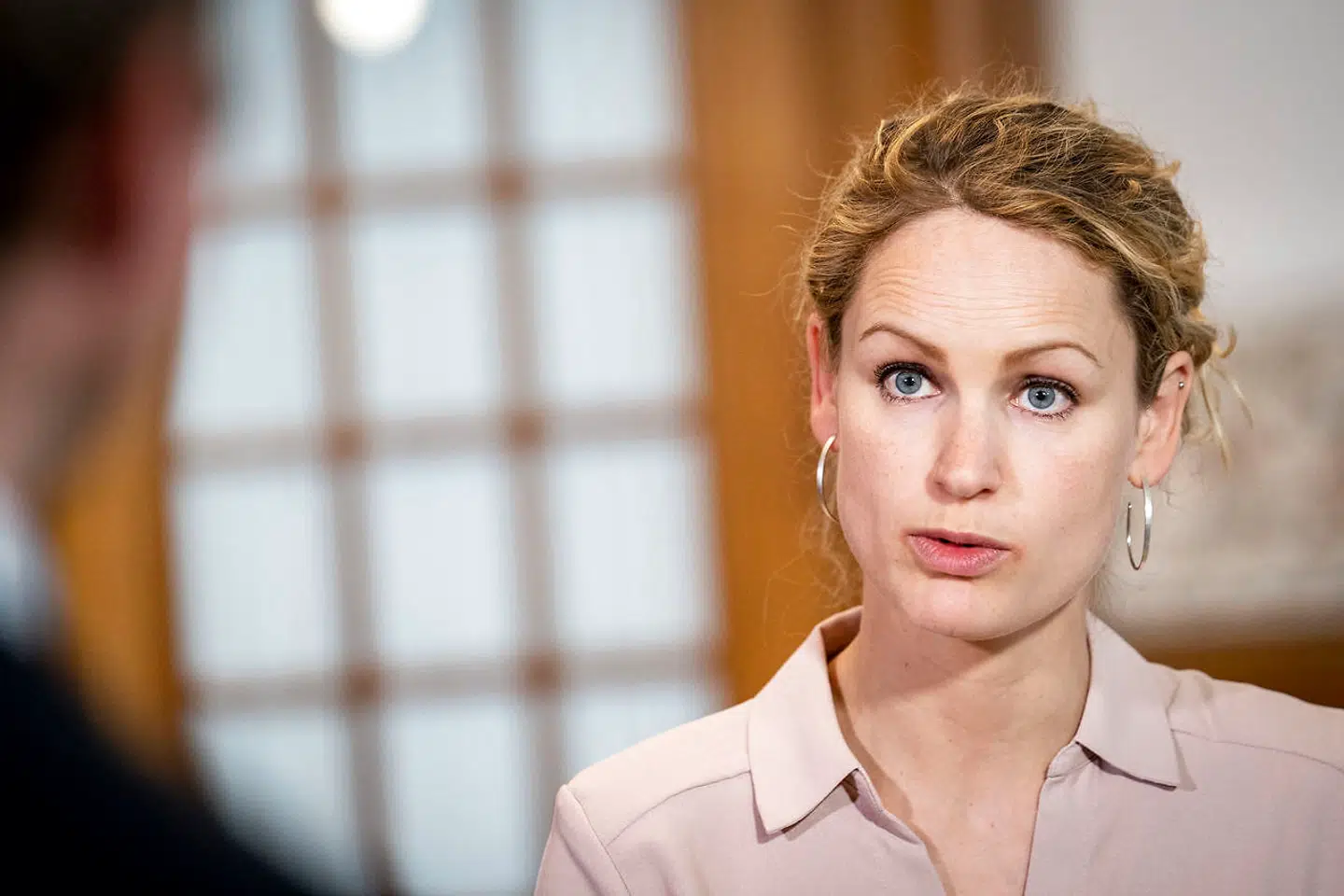 Enhedslistens Pernille Skipper er medafsender på et forslag fra Enhedslisten om, at alle danskere med en indtægt under 32.000 kroner om måneden skal have en skattefri check på 10.000 kroner.