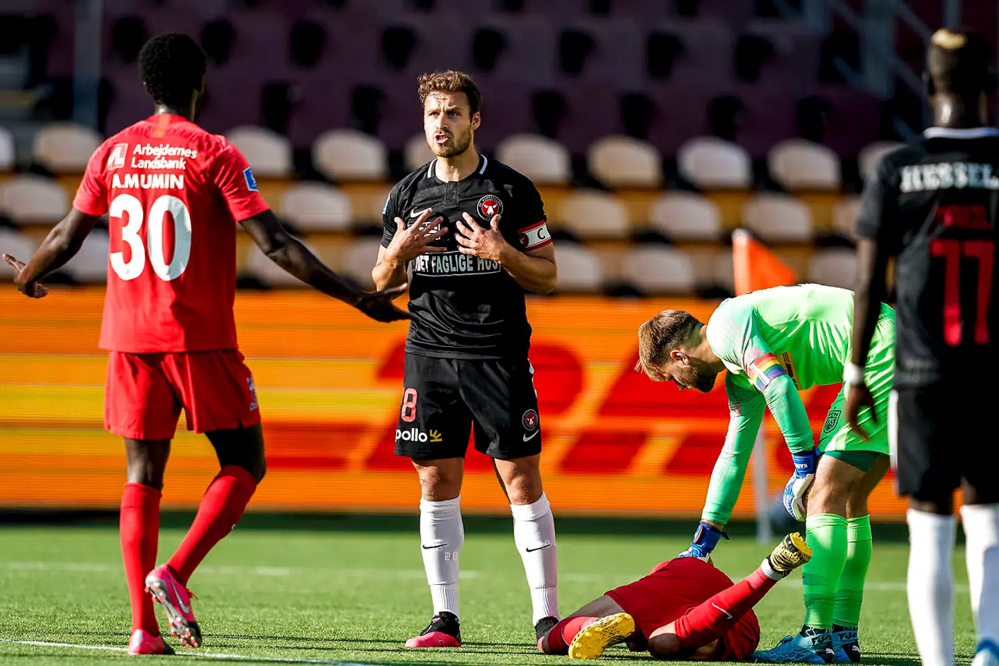FC Nordsjællands Abdul Mumin i dialog med FC Midtjyllands Erik Sviatchenko (i midten) under 3F Superliga-kampen mellem FC Nordsjælland og FC Midtjylland på Right to Dream Park i Farum, søndag den 7. juni 2020.