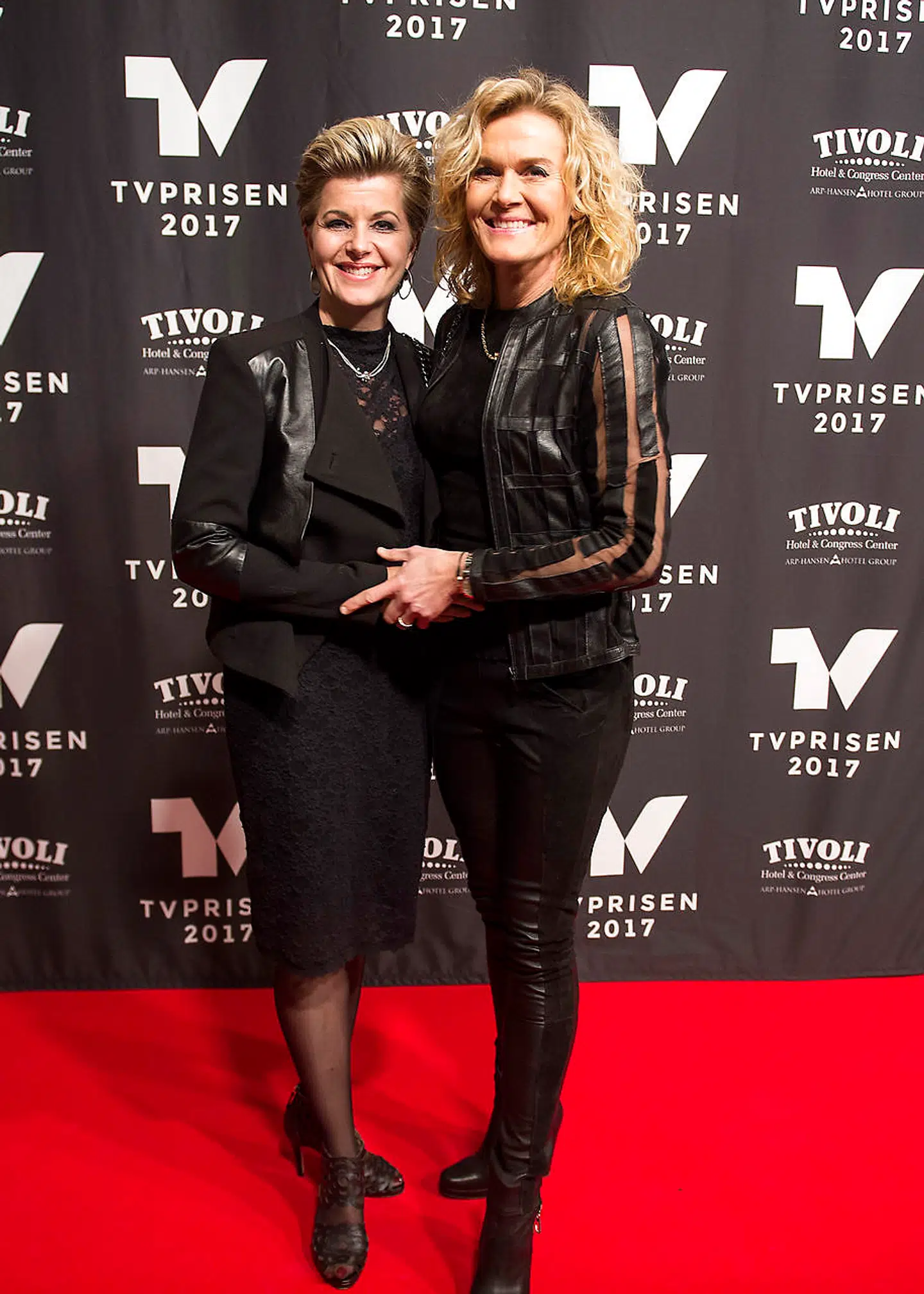 Charlotte Bøving (th) til TV-prisen i 2017 med sin daværende kone.