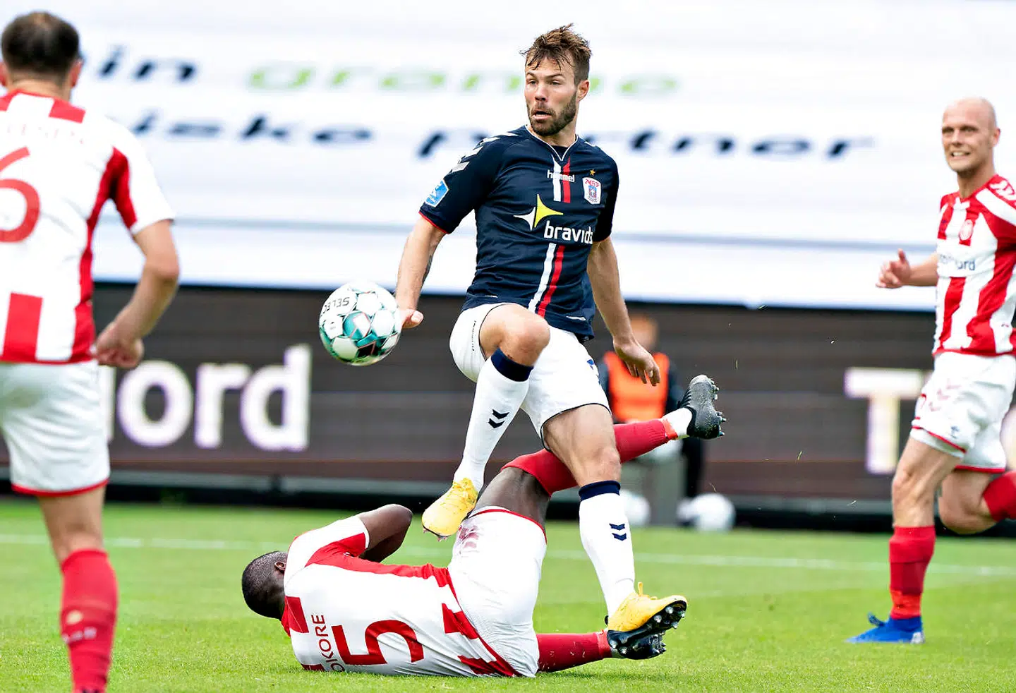 AGF's Patrick Mortensen mod AaB's Jores Okore i 3F Superligakampen mellem Aab og AGF på Aalborg Portland Park, søndag den 7. juni 2020.. (Foto: Henning Bagger/Ritzau Scanpix)