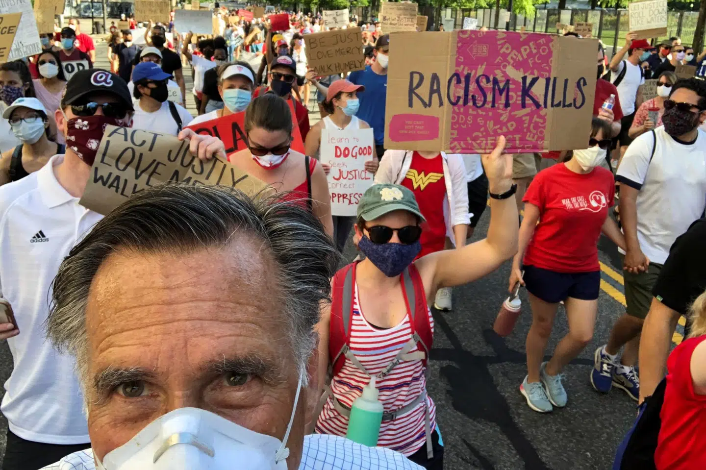 Senator Mitt Romney er blandt flere højtprofilerede republikanere, som har udtrykt Trump-modstand. Her ses han under en Black Lives Matter-demonstration søndag i Washington D.C. Mitt Romney/Reuters