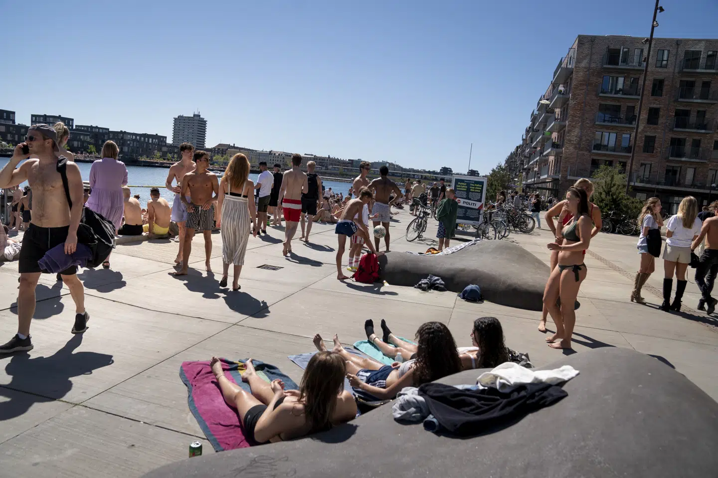 Forsamlingsforbuddet bliver hævet fra mandag, så det nu er tilladt at være op til 50 personer i en forsamling. (Foto: Liselotte Sabroe/Ritzau Scanpix) Liselotte Sabroe/Ritzau Scanpix