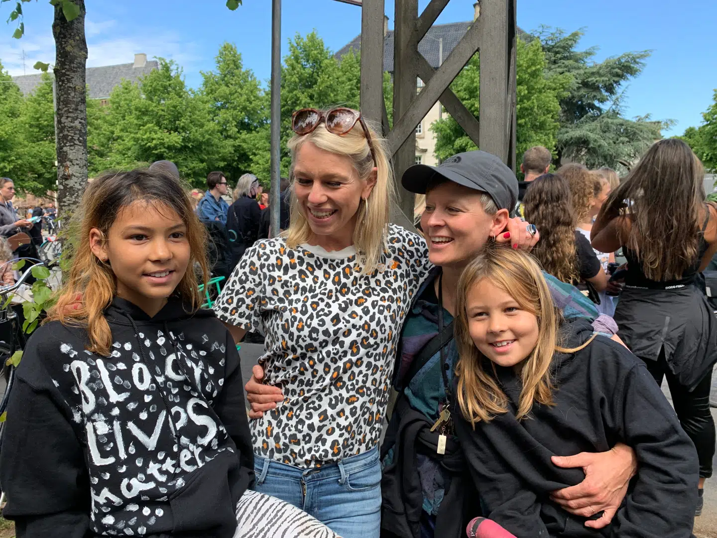 Kæresteparret Josefine, 40 år (i midten t.v.) og Tina, 44 år (i midten t.h.) sammen med Tinas to børn Marley, 8 år (t.h.) og Lucy, 9 år (t.v.)