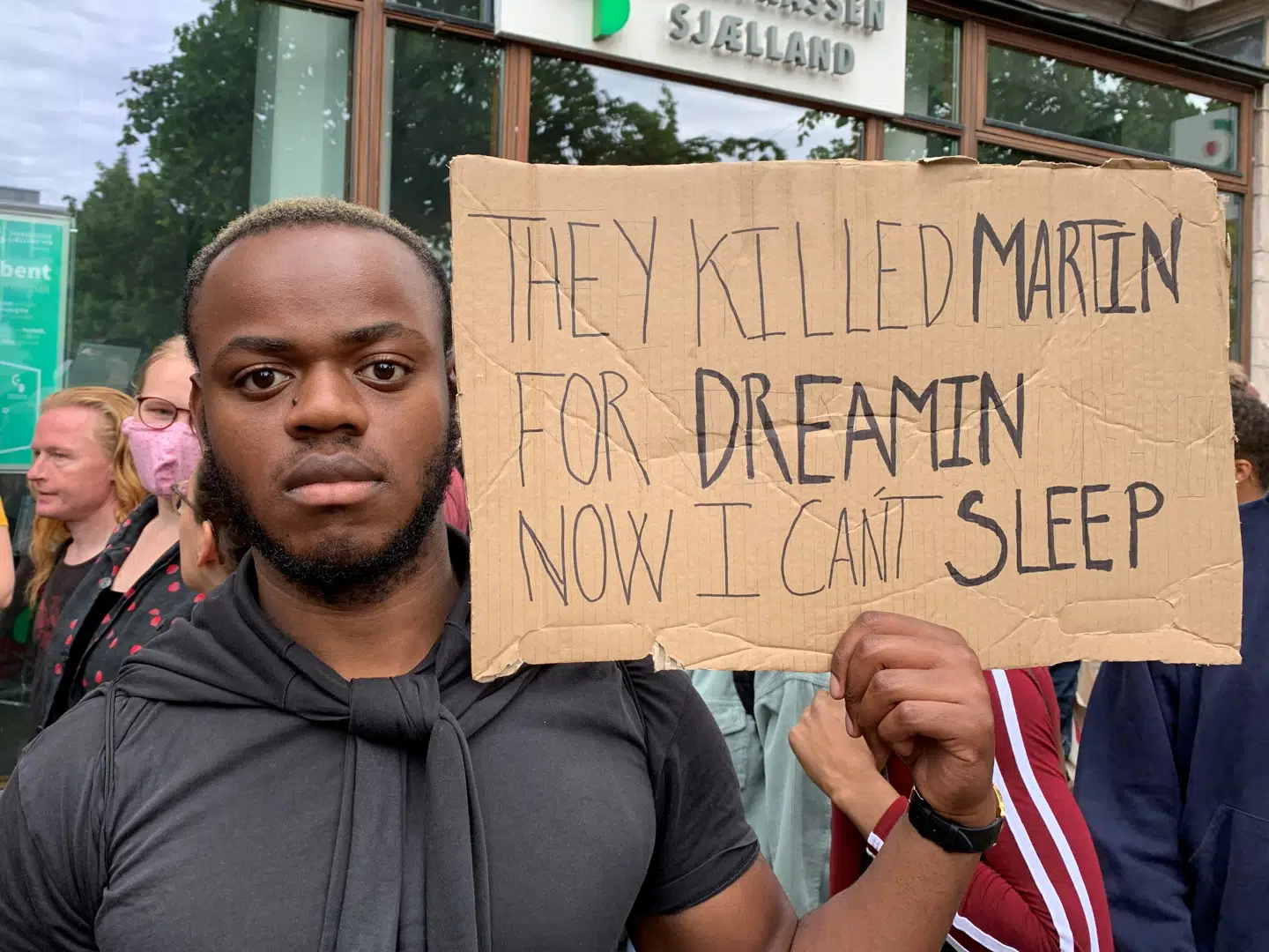 Gedeon på 24 år er mødt op søndag for at demonstrere mod racisme, som han ofte oplever i sin egen hverdag