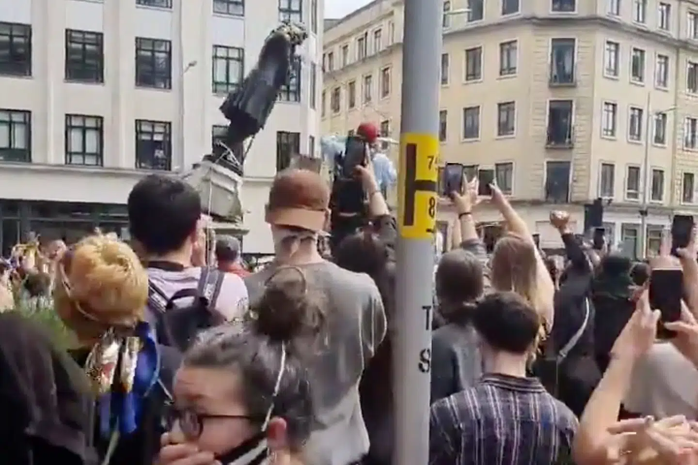 Demonstranter i Bristol har revet en statue af slavehandleren Edward Colston ned under en protestmarch mod racediskrimination i Bristol søndag. Statuen endte i en flod i byen. Mohiudin Malik/Reuters