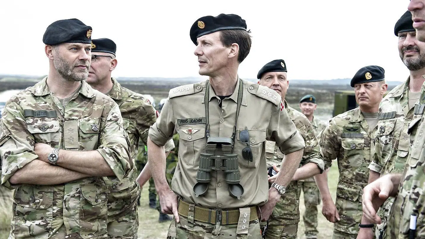 Historiker Michael Bregnsbo spår, at vi vil se prins Joachim fortsætte sin karriere inden for militæret.