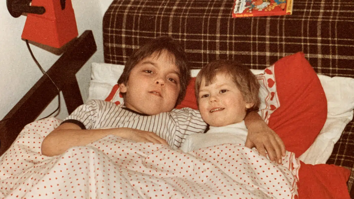 Thomas og Anne Helligsø, da de var børn. Foto: Privat.
