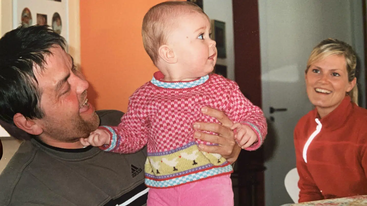 Thomas Helligsø har ikke selv børn. Til gengæld nyder han titlen som onkel - her sammen med sin niece. Foto: Privat.