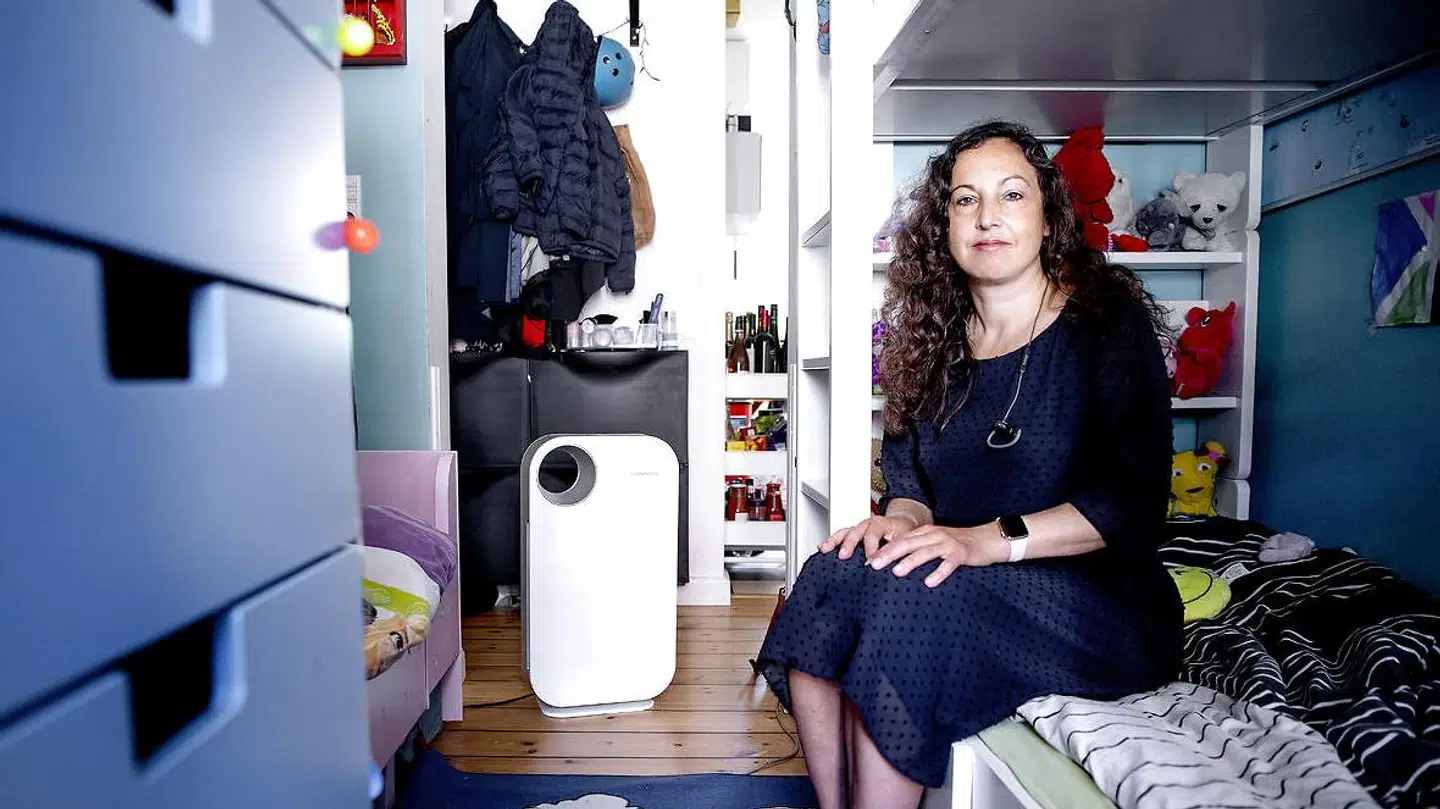 Nadia har i flere år været voldsomt plaget af problemerne med sin underbo. Lugt, fluer og højlydt porno er kun nogle af problemerne. Frygten for, at han ville brænde ejendommen ned ved et uheld, har også fyldt meget for familien.