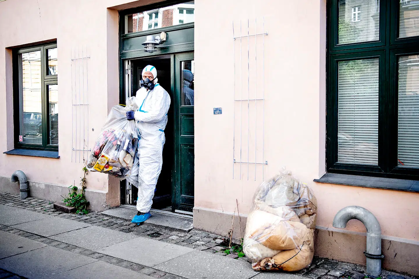 Bunken med gamle og klamme puder og dyner voksede time efter time. Tøj med afføring og madaffald blev også smidt ud.