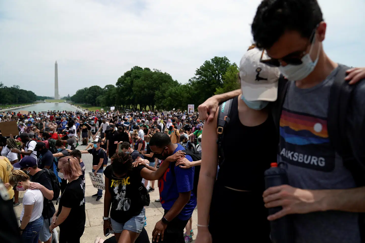 Demonstranter samles lørdag ved Lincoln Memorial i Washington for at vise deres modstand mod politivold og racisme i USA. Erin Scott/Reuters
