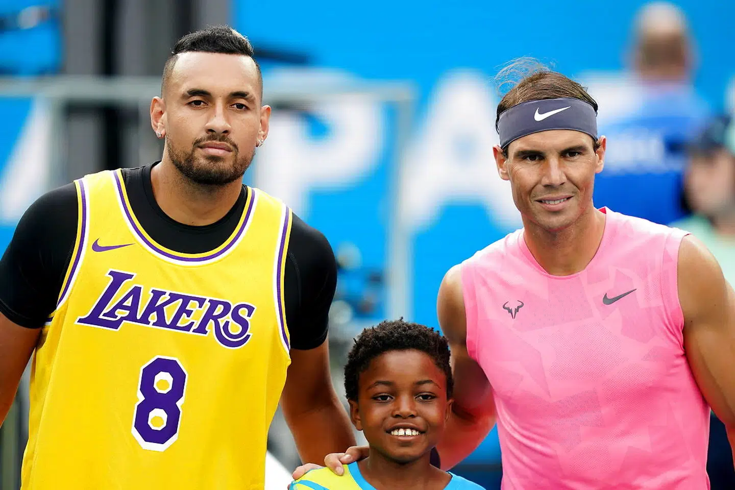 Nick Kyrgios (tv.) og Rafael Nadal inden opgøret i fjerde runde af Australian Open i år, hvor de mødte hinanden. Nadal endte med at trække sig sejrrigt ud af kampen.