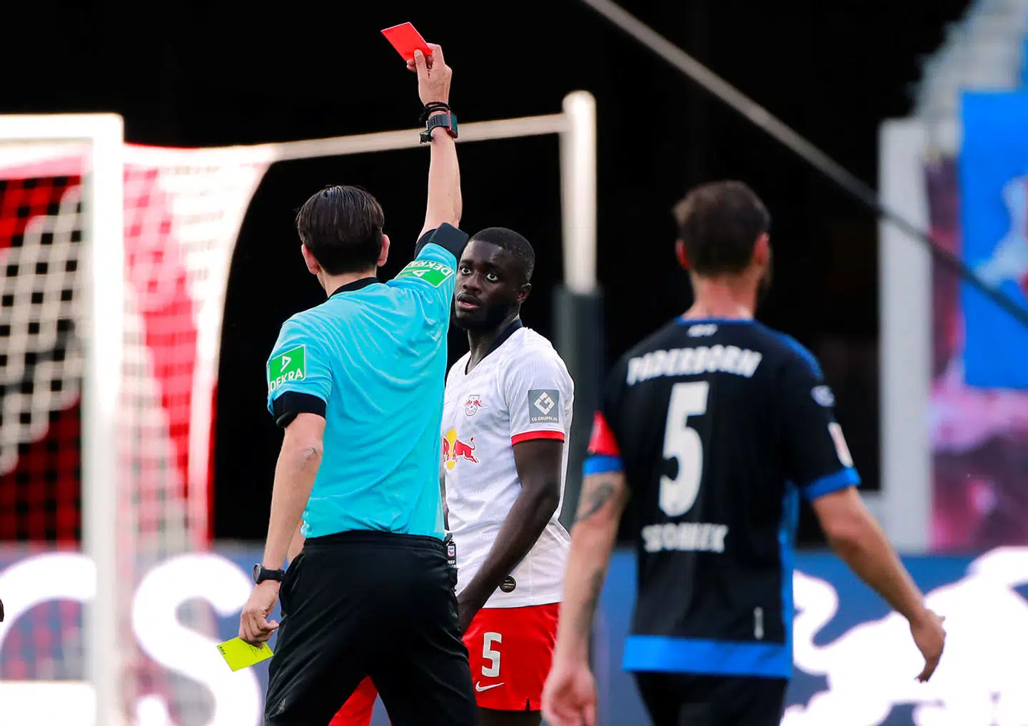 Dommer Deniz Aytekin udviser franske Dayot Upamecano.