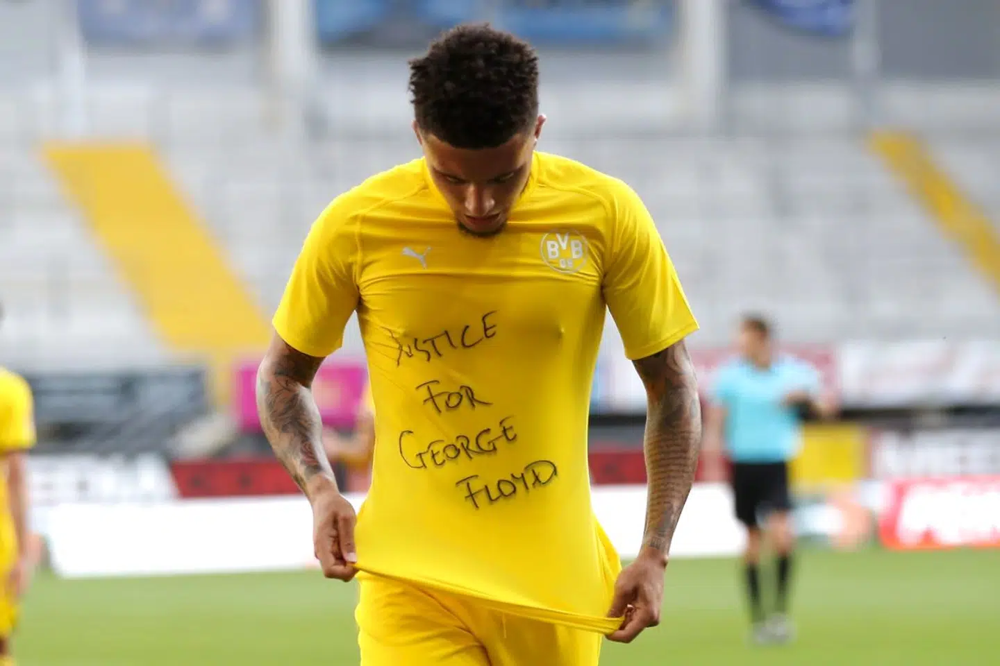 Jadon Sancho viser sin T-shirt med teksten 'Justice for George Floyd' under kampen mod Paderborn 31. maj.