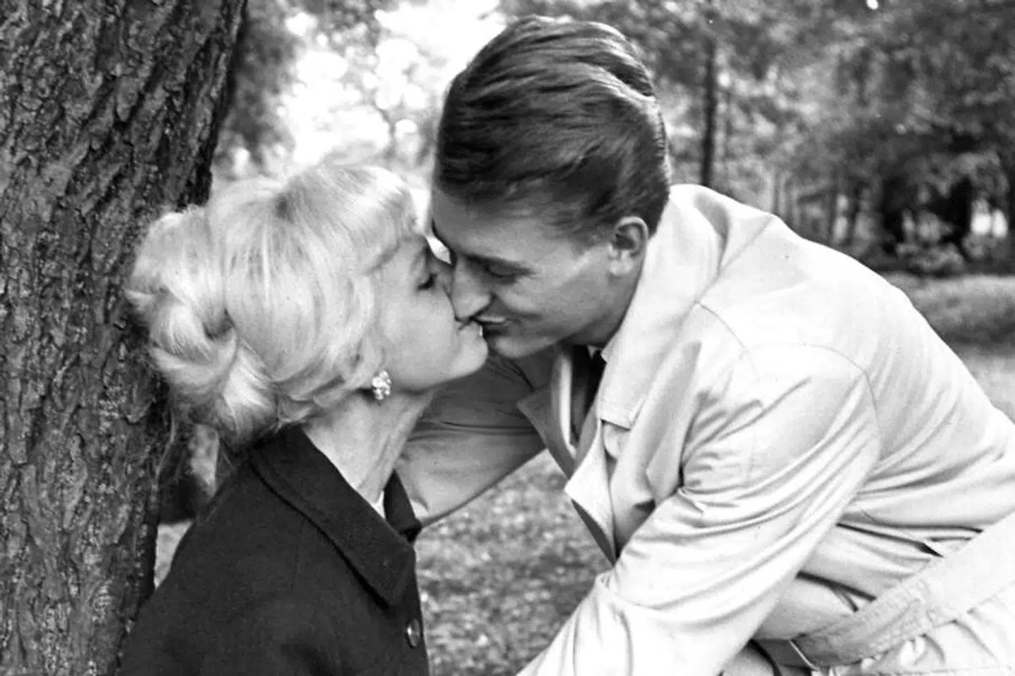 En smaskforelsket Keld Heick kysser sin Hilda Nielsen.