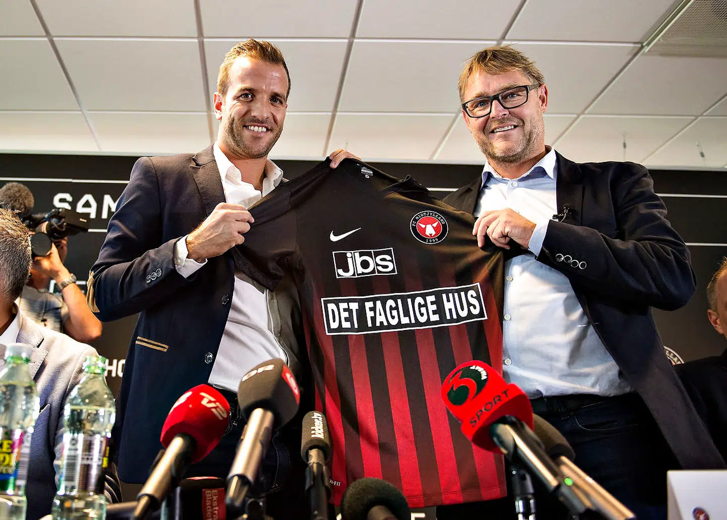 10. august 2016 landede Rafael van der Vaart i Danmark med en stolt Claus Steinlein ved siden af. Det blev aldrig den store succes.