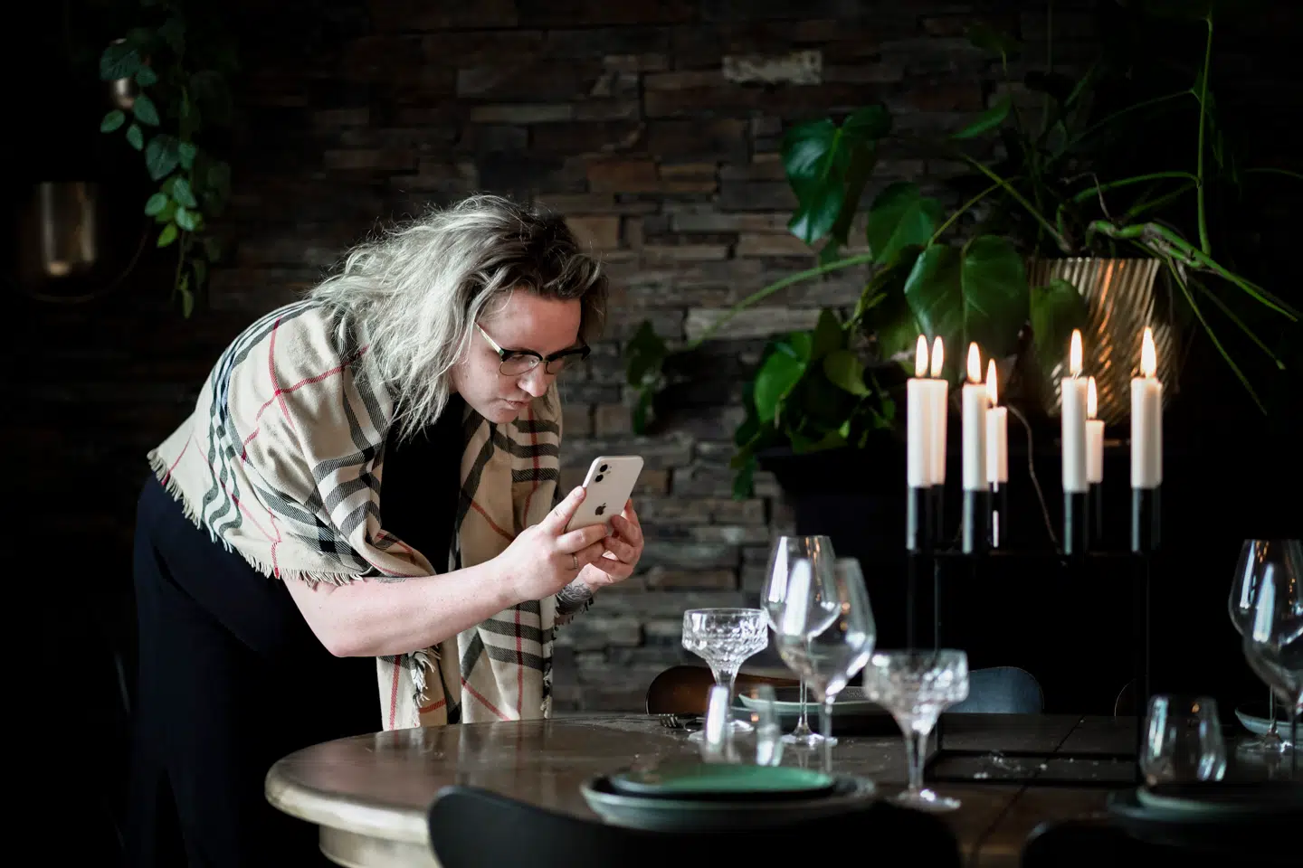 26-årige Channe Fredriksen gør meget ud af at style sine ting, når hun tager billeder til sine annoncer.