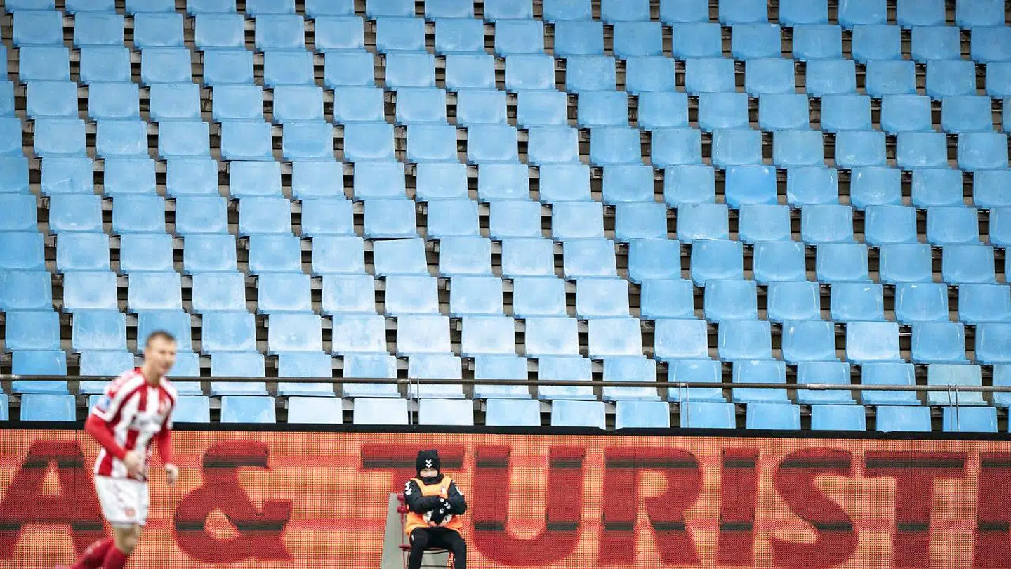 Coronakrisen har betydet tomme tribuner i Superligaen. Et nyt udspil fra regeringen åbner dog op for, at der fra 8. juni igen kan komme tilskuere på stadion. Dog i et begrænset antal.