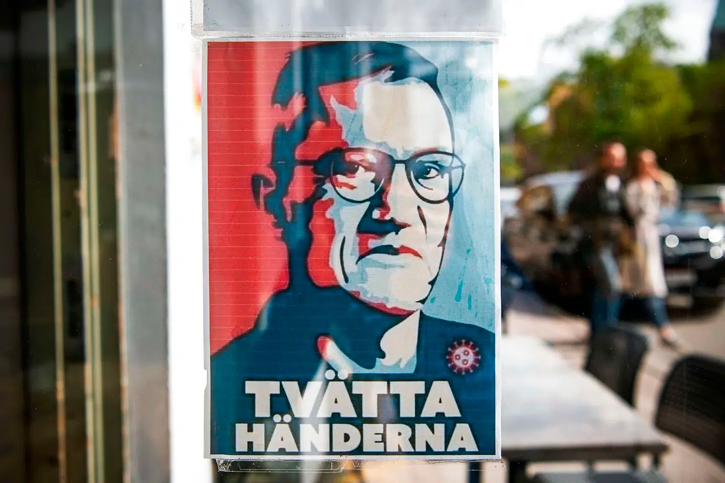 Plakat med Anders Tegnell i ægte Andy Warhol-stil sat op på en restaurant i Stockholm. Budskabet er klart: Husk at vaske hænder.