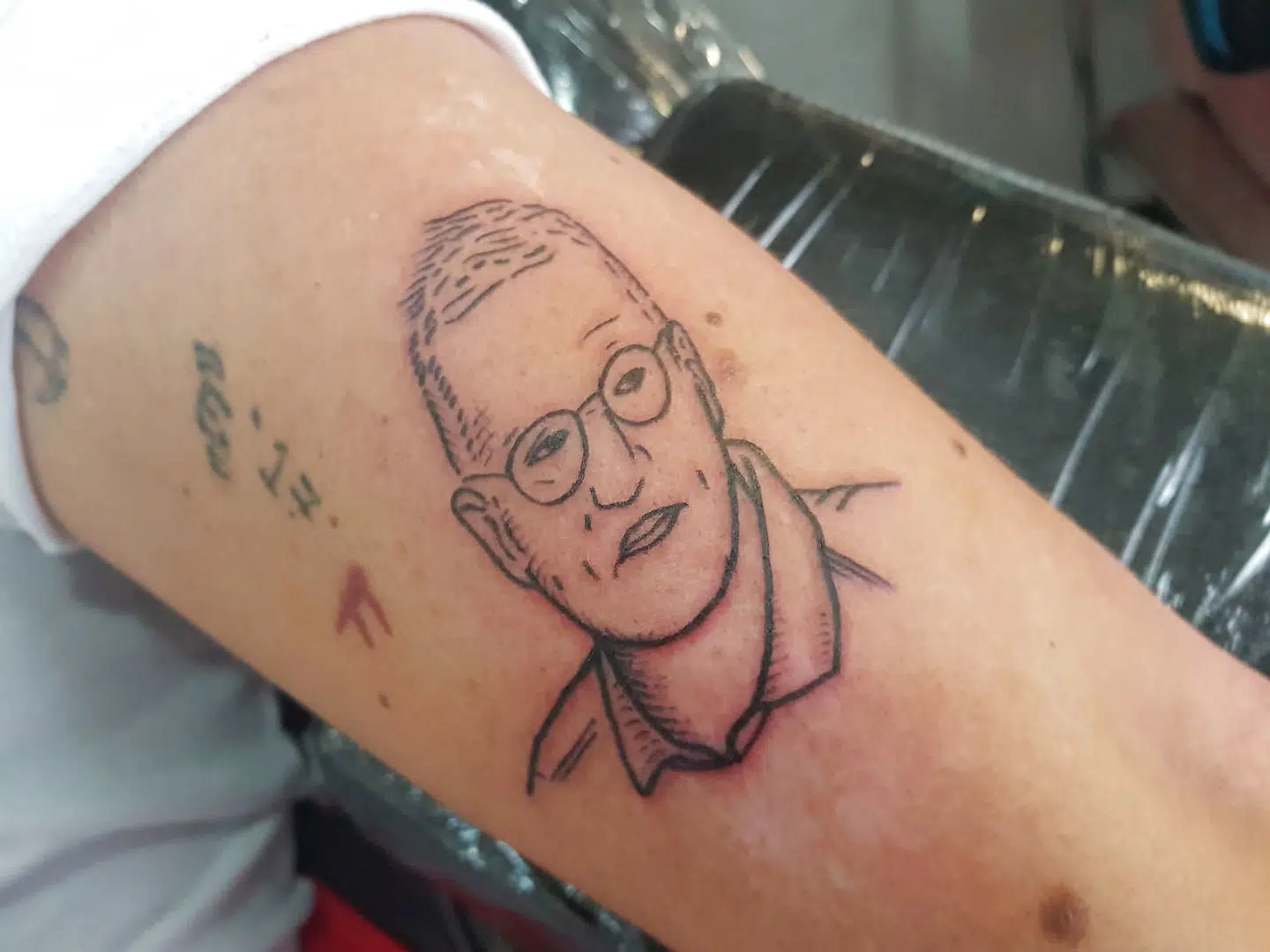 Anders Tegnell har nærmest fået kultstaus i Sverige. For den 32-årige svensker Gustav Lloyd Akerblad i en sådan grad, at han med blæk har fået foreviget Tegnells ansigt på sin arm.