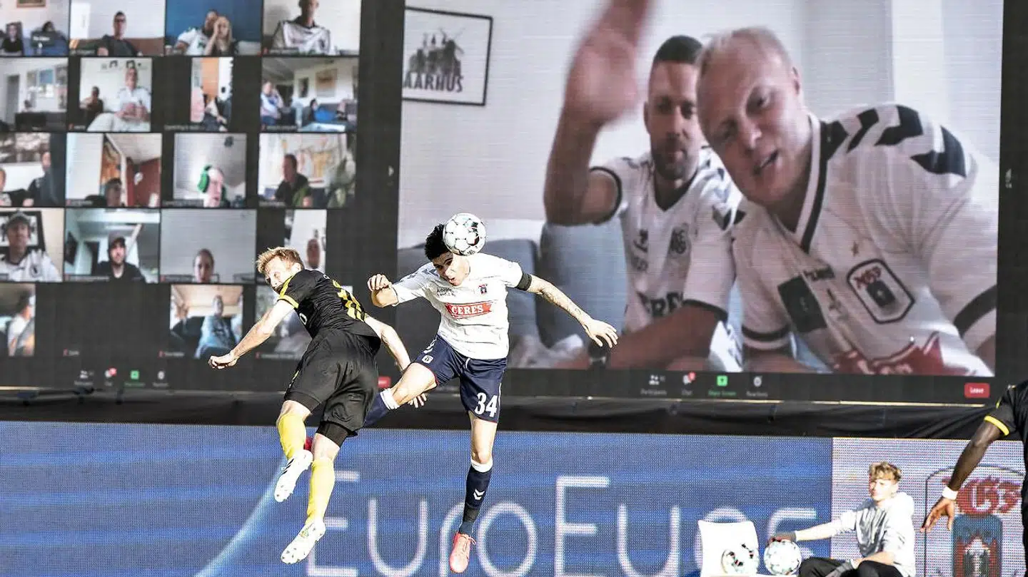 AGFs fans er med på storskærme.